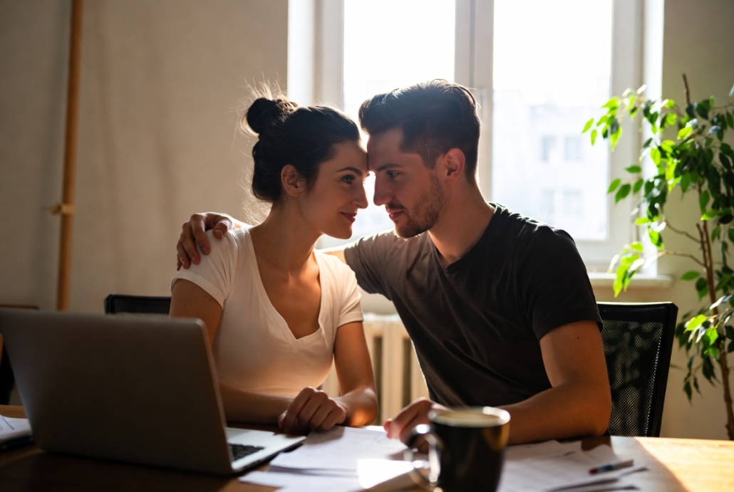 Молодая пара за работой