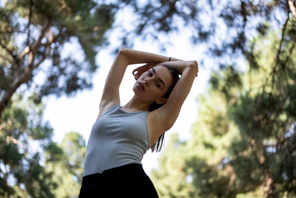 Девушка на фоне леса