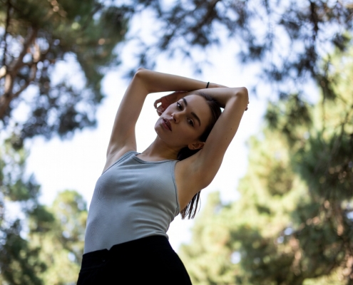 Девушка на фоне леса